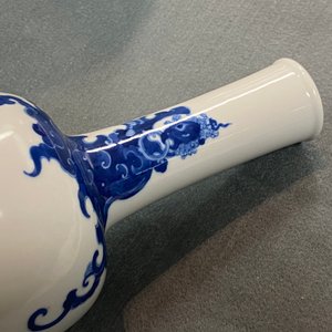 Un vase en porcelaine de Chine en bleu et blanc à décor d'un phénix, 19/20ème — photo 14