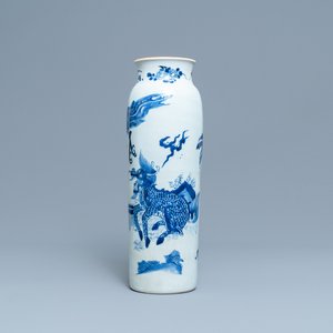 Un vase en porcelaine de Chine en bleu et blanc à décor d'un phénix et d'un qilin, époque Transition — photo 1