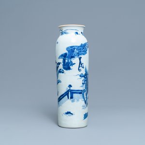 Un vase en porcelaine de Chine en bleu et blanc à décor d'un phénix et d'un qilin, époque Transition — photo 2