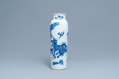 Un vase en porcelaine de Chine en bleu et blanc à décor d'un phénix et d'un qilin, époque Transition