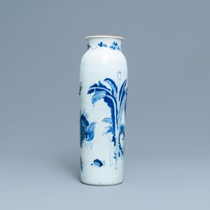 Un vase en porcelaine de Chine en bleu et blanc à décor d'un phénix et d'un qilin, époque Transition — photo 4
