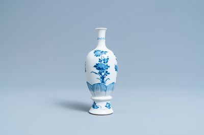 Un vase en porcelaine de Chine en bleu et blanc à décor floral, Kangxi
