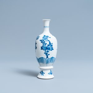 Un vase en porcelaine de Chine en bleu et blanc à décor floral, Kangxi — photo 2