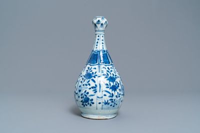Un vase en porcelaine de Chine en bleu et blanc à décor floral, Wanli