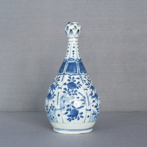 Un vase en porcelaine de Chine en bleu et blanc à décor floral, Wanli — photo 11
