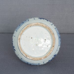 Un vase en porcelaine de Chine en bleu et blanc à décor floral, Wanli — photo 12