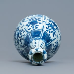 Un vase en porcelaine de Chine en bleu et blanc à décor floral, Wanli — photo 5