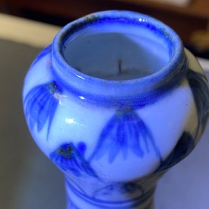 Un vase en porcelaine de Chine en bleu et blanc à décor floral, Wanli — photo 8
