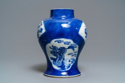 Un vase en porcelaine de Chine en bleu et blanc à fond bleu poudré, Kangxi