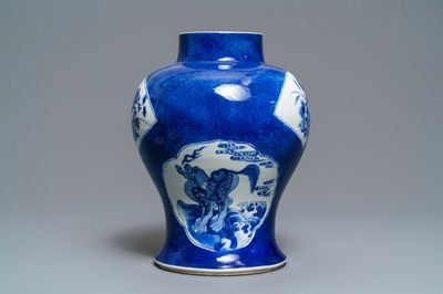 Un vase en porcelaine de Chine en bleu et blanc à fond bleu poudré, Kangxi