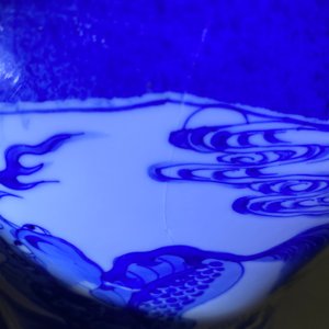 Un vase en porcelaine de Chine en bleu et blanc à fond bleu poudré, Kangxi — photo 11