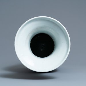 Un vase en porcelaine de Chine en bleu et blanc à fond céladon, 19ème — photo 5