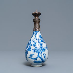 Un vase en porcelaine de Chine en bleu et blanc à monture en argent, Kangxi — photo 4