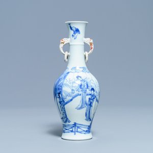 Un vase en porcelaine de Chine en bleu et blanc aux anses en forme de tête d'éléphant, marque et époque de Kangxi — photo 1