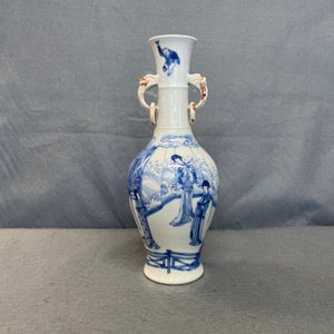 Un vase en porcelaine de Chine en bleu et blanc aux anses en forme de tête d'éléphant, marque et époque de Kangxi — photo 16