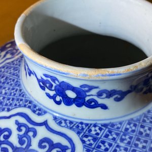 Un vase en porcelaine de Chine en bleu et blanc, daté 1587, marque et époque de Wanli — photo 15