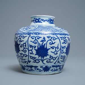 Un vase en porcelaine de Chine en bleu et blanc, daté 1587, marque et époque de Wanli — photo 3