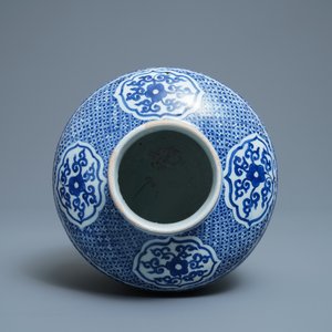 Un vase en porcelaine de Chine en bleu et blanc, daté 1587, marque et époque de Wanli — photo 6