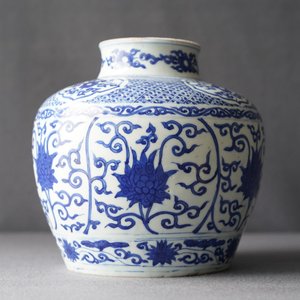 Un vase en porcelaine de Chine en bleu et blanc, daté 1587, marque et époque de Wanli — photo 8