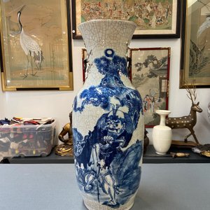 Un vase en porcelaine de Chine en bleu et blanc dite 'de Nankin' figurant Li Tieguai, 19ème — photo 7