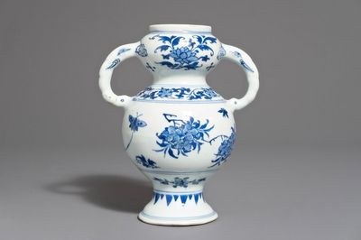 Un vase en porcelaine de Chine en bleu et blanc, époque Transition