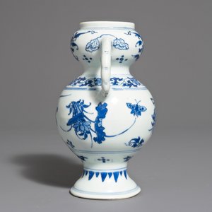 Un vase en porcelaine de Chine en bleu et blanc, époque Transition — photo 4