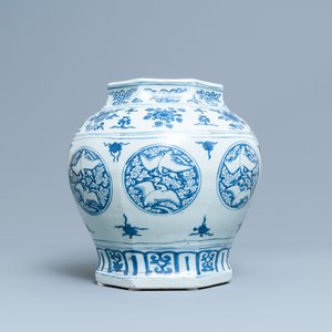 Un vase en porcelaine de Chine en bleu et blanc, Jiajing — photo 4
