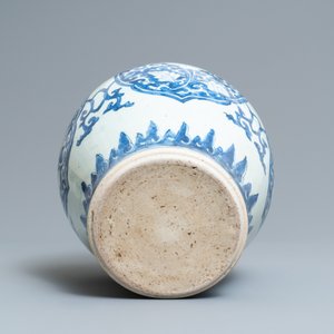 Un vase en porcelaine de Chine en bleu et blanc, Kangxi — photo 6