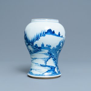 Un vase en porcelaine de Chine en bleu et blanc, Kangxi — photo 4