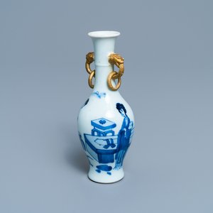 Un vase en porcelaine de Chine en bleu et blanc, Kangxi — photo 1