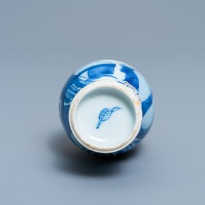 Un vase en porcelaine de Chine en bleu et blanc, Kangxi — photo 7
