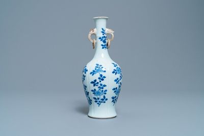 Un vase en porcelaine de Chine en bleu et blanc, Kangxi