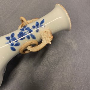 Un vase en porcelaine de Chine en bleu et blanc, Kangxi — photo 11
