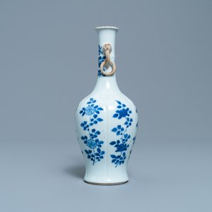 Un vase en porcelaine de Chine en bleu et blanc, Kangxi — photo 2