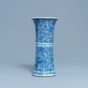 Un vase en porcelaine de Chine en bleu et blanc, Kangxi — photo 2