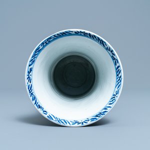 Un vase en porcelaine de Chine en bleu et blanc, Kangxi — photo 5
