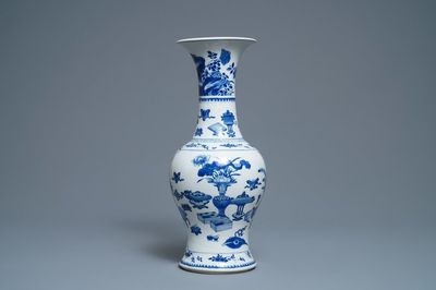 Un vase en porcelaine de Chine en bleu et blanc, Kangxi