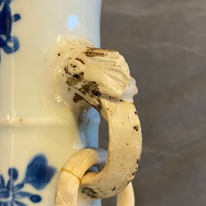 Un vase en porcelaine de Chine en bleu et blanc, marque de Chenghua, Kangxi — photo 12