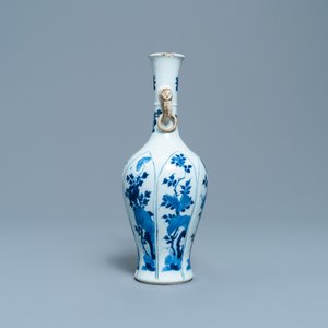 Un vase en porcelaine de Chine en bleu et blanc, marque de Chenghua, Kangxi — photo 2