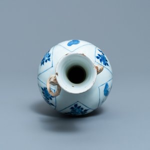Un vase en porcelaine de Chine en bleu et blanc, marque de Chenghua, Kangxi — photo 5