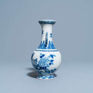 Un vase en porcelaine de Chine en bleu et blanc, marque de Qianlong, 19ème — photo 2