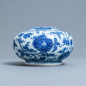Un vase en porcelaine de Chine en bleu et blanc, marque de Xuande, Kangxi — photo 1