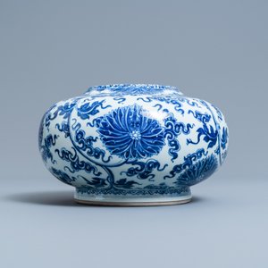 Un vase en porcelaine de Chine en bleu et blanc, marque de Xuande, Kangxi — photo 3