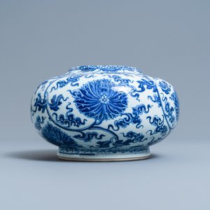 Un vase en porcelaine de Chine en bleu et blanc, marque de Xuande, Kangxi — photo 4