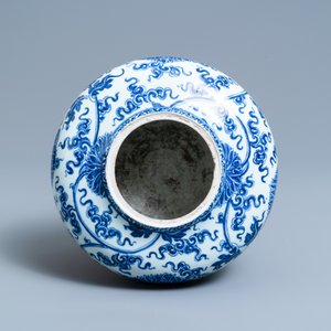 Un vase en porcelaine de Chine en bleu et blanc, marque de Xuande, Kangxi — photo 5