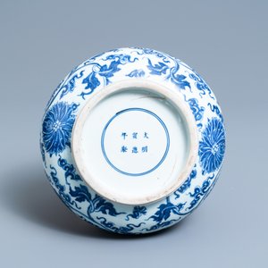 Un vase en porcelaine de Chine en bleu et blanc, marque de Xuande, Kangxi — photo 6