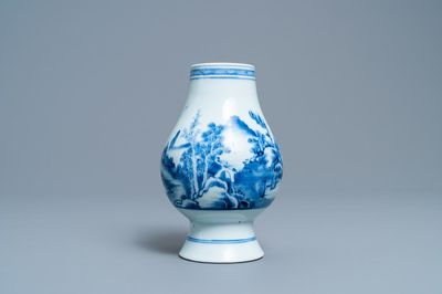 Un vase en porcelaine de Chine en bleu et blanc, marque et époque de Yongzheng