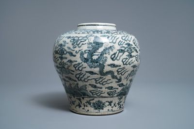 Un vase en porcelaine de Chine en bleu et blanc, Ming
