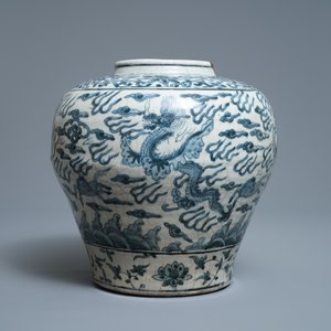 Un vase en porcelaine de Chine en bleu et blanc, Ming — photo 3