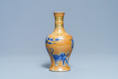 Un vase en porcelaine de Chine en bleu et blanc sur fond café au lait, Kangxi